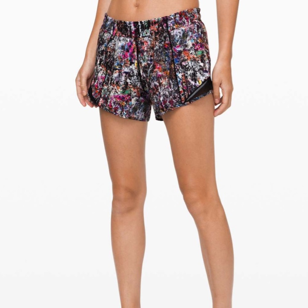 Lululemon Hotty Hot Short II *Long 4"
Vitalize Multi / Black size 4